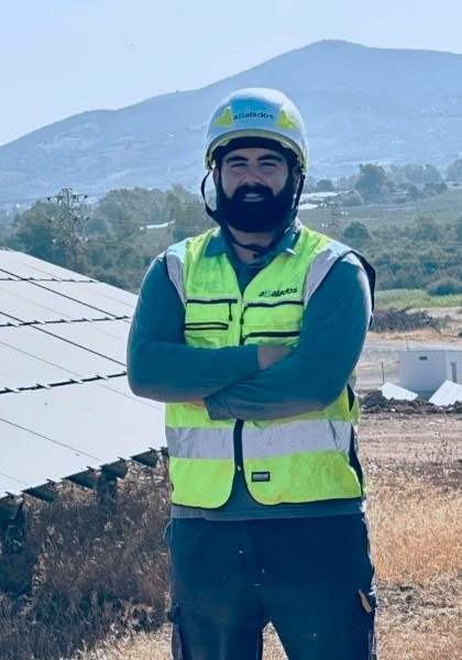 Equipo. Víctor Sánchez, técnico de O&M en aBalados