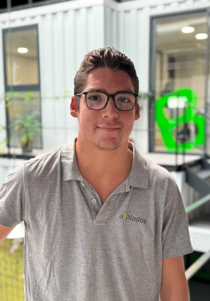 Equipo. Ezequiel de la Luz, técnico de O&M en aBalados